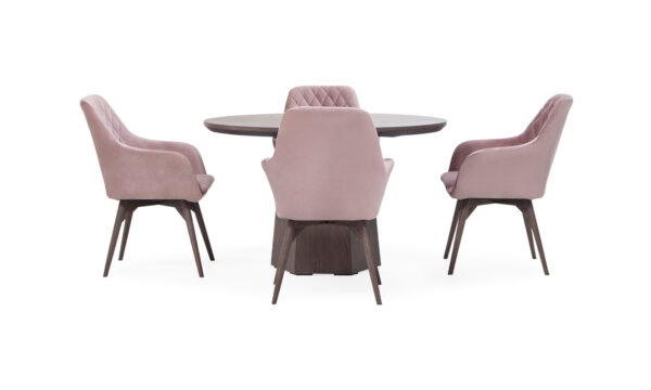 Vista en cruz de la Mesa Comedor Milano Redonda con 4 sillas Odense de la marca Aristas. La mesa presenta una superficie redonda en roble europeo y una base gruesa en madera color Chocolate. Las sillas Odense, tapizadas en tela de color suave, presentan respaldos curvados y líneas rectas en las costuras, complementando el conjunto con un toque elegante.