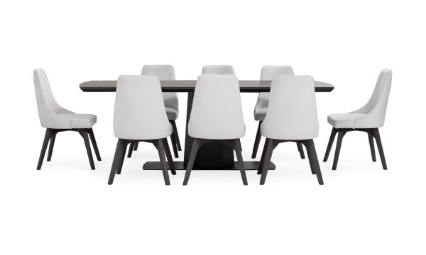 Vista frontal de la Mesa Comedor Nápoles con 8 sillas Vela de la marca Aristas. La mesa tiene un diseño rectangular en madera color Ceniza, sostenida por una base robusta y moderna. Las sillas, presentan respaldo alto y un tapizado en tela suave.