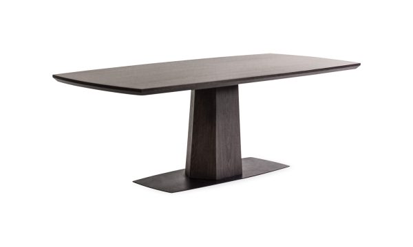 Mesa Comedor Nápoles de 8 puestos de la marca Aristas, vista diagonal. La mesa cuenta con una amplia superficie rectangular en madera color Chocolate, sostenida por una base sólida y robusta.