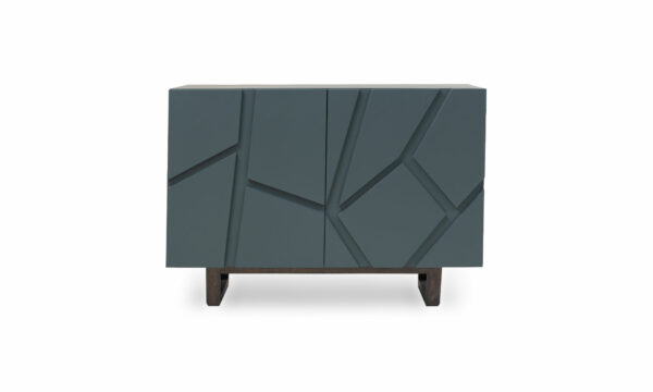 Aparador Osaka Sólido 110 de la marca Aristas visto en perspectiva frontal. Este diseño destaca por su estructura robusta y compacta. Tiene dos puertas lisas y un cajón superior de color Royal Blue que lo hacen una opción versátil para distintos espacios contemporáneos.