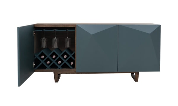 Vista frontal del Aparador Versalles Roble + Cava de la marca Aristas. Presenta un diseño sofisticado de líneas rectas en roble europeo. Tiene tres compartimentos cerrados con puertas lisas, sin tiradores visibles de color Royal Blue, y una cava integrada en su interior.