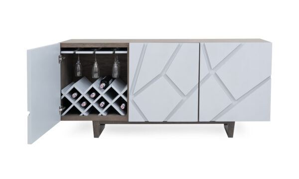 Vista frontal del Aparador Osaka Roble + Cava de Aristas. Este aparador destaca por su diseño contemporáneo en roble europeo. Cuenta con puertas lisas e incluye una cava integrada en la parte interior, diseñada para almacenar botellas de forma organizada.