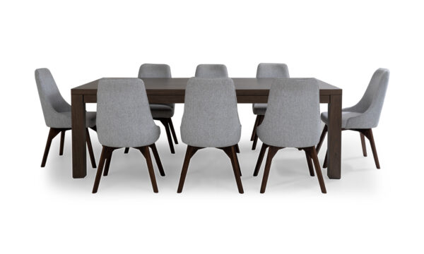 Vista frontal de la Mesa de Comedor New Parson con 8 sillas Vela de la marca Aristas. La mesa presenta un diseño rectangular y elegante, y, las sillas Vela, tienen un respaldo alto, tapizado en tela suave y patas anguladas en madera color Chocolate.